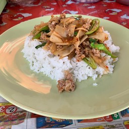 ข้าวกะเพราหมูหน่อไม้ดอง