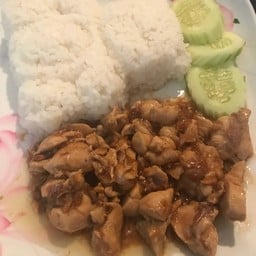 ข้าวราดผัดกระเทียมพริกไทย