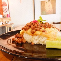 The hide out cafe & bistro ประชาอุทิศ