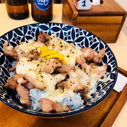 ข้าวหมูผัดกระเทียมน้ำผึ้งเดือน5 เผาชีส