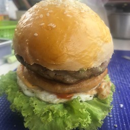 เบอร์เกอร์ไก่ แป้งนมสด + ไข่ 
55 บาท