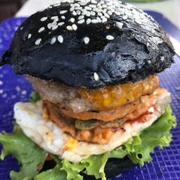 เบอร์เกอร์ชาโคล หมู + ไข่ดาว 
50 บาท 
