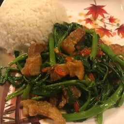 ข้าวราดผัดผักบุ้ง