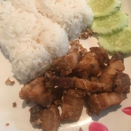 ข้าวราดทอดกระเทียมพริกไทย