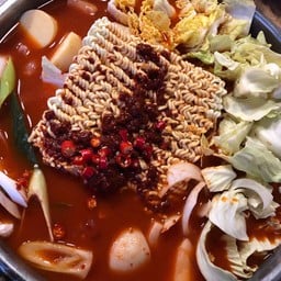 อันนี้จะมีให้แอดไส้กรอก เต้าหู้ชีส เนื้อหมู ไก่ เห็ด ผัก ไข่ ได้เพิ่ม
