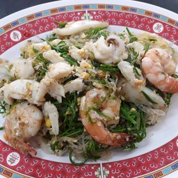 ชะอมผัดไข่ทะเล