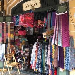 ร้านเสื้อผ้าของฝากเก๋ๆ