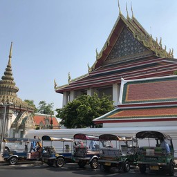 ฝั่งตรงข้ามคือวัดพระเชตุพนหรือวัดโพธิ์ที่สวยงาม 