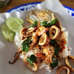 ก๋วยเตี๋ยวหมูตุ๋น กระเพราถาด สะแกงาม