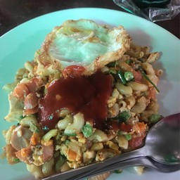 ผัดมักะโลนีก็มีนะครับ