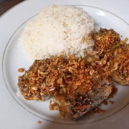 ปลากระพงทอดกระเทียมราดข้าว