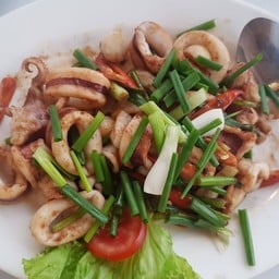 ปลาหมึกเนื้อหนึบสดดีแต่ยังคงมีกลิ่นคาวเล็กน้อย กะปิรสไม่เด่นและไม่ค่อยหอมเท่าที่
