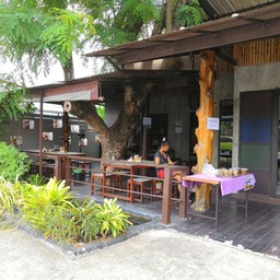 ด้านหน้าโซน Outdoor เหมาะกับจิบกาแฟช่วงเช้าก่อนแดดแรง