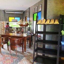 ภายในห้องแอร์ก็มีที่ให้เลือกนั่งสบายๆ เหมาะกับอากาศร้อนเป็นเต่าเผาแบบภูเก็ตมากค่