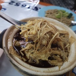 มีเห็ดเข็มทอง ฟองเต้าหู กระดูกหมู 2 ชิ้น และหางหมู รสชาติก้โอเคอยู่ ไม่ฉุนเครื่อ