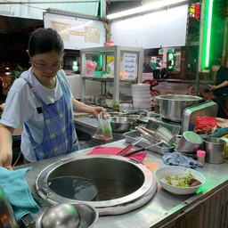 แม่ติ๊กเจ้าของสูตรหมูเด้งสุดอร่อย
