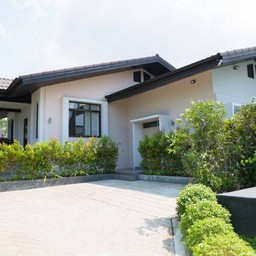 ที่จอดรถภายในบ้านกว้างขวาง