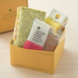 Snack Box Premium 2A แซนวิชผักโขมทูน่าข้าวโพด + ดอยคำ น้ำเสาวรส 50% + ฟรุตเค้กชิ้น