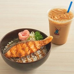 ข้าวหน้าแซลมอนย่างซีอิ๊ว + กาแฟเย็นบลูไอซ์