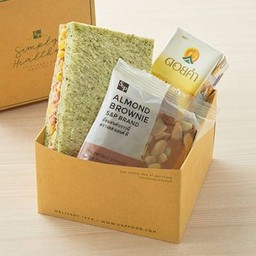 Snack Box Premium 1A แซนวิชผักโขมทูน่าข้าวโพด + ดอยคำ น้ำเสาวรส 50% + อัลมอนด์บราวนี่