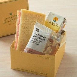 Snack Box Premium 1B แซนวิชนมสดแฮม&ชีส + ดอยคำ น้ำสตรอว์เบอรี่ 98% + อัลมอนด์บราวนี่