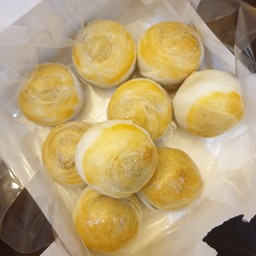 แป้งกรอบนุ่ม หอม มีไส้ให้เลือกเยอะมาก น่าจะ 8-9อย่าง  บางอย่างรู้สึกจะต้องตามเทศ