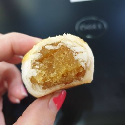 หอมมาก ทุเรียนแท้ๆ ไส้แน่น ส่วนตัวไม่ชอบกินหวานมาก อันนี้หวานกำลังดีเลย