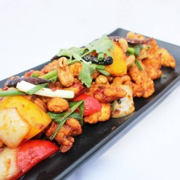 ไก่ผัดเม็ดมะม่วงหิมพานต์ กับข้าว