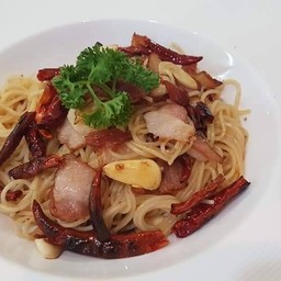 สปาเก๊ตตี้เบอคอนพริกแห้ง