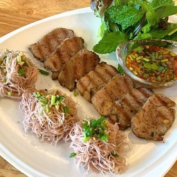 เส้นหมี่หมูย่างน้ำจิ้มแจ่ว