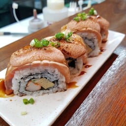 โรลแซลมอนท๊อปไข่ปลาค๊อต