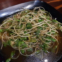 ผัดต้นอ่อนทานตะวัน