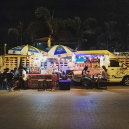 หน้าโรงเรียนโสตฝั่งชายหาด​  บรรยากาศชิลล์ๆ