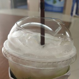 แก้วเล็กมากค่ะ ใส่น้ำแข็ลมาซะเต็มแก้วจนล้นถึงฝาเลย นมก็ให้น้อย