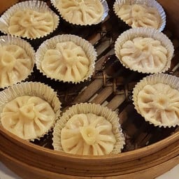 เสี่ยวหลงเปา - แป้งโอเค ให้เยอะ ตรงหัวแข็งไปนิด น้ำซุปโอเค ไส้หมูรสโอเคแต่แหลก