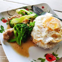 บ๊ลอคโคลี่หมู+ไข่ดาว 40฿อร่อยมากครับ