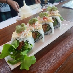 โรลสลัดกุ้งทอดครีมชีส