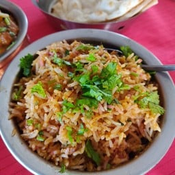 ข้าวหมกเนื้อแพะ อร่อยมากอีก เนื้อแพะชิ้นใหญ่ๆอยู่ในข้าวหมก