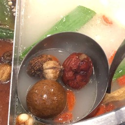 ในน้ำซุปออริจอนอลมีสมุนไพรลำไย เก่ากี้กับต่างๆ