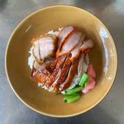 ตง เป็ดย่าง หมูแดง หมูกรอบ