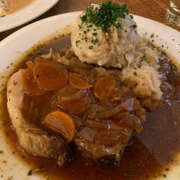 สเต็กหมูนี่เอง มากับซอสไวน์แดง รสชาดดี หมูน่าจะตุ๋นมาก่อน