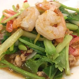 ยำคะน้าก้านกรอบ กุ้งสด