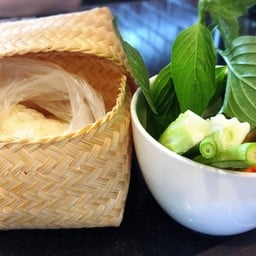 เสริฟในกระติ้บ เหมือนกินที่อิสาน