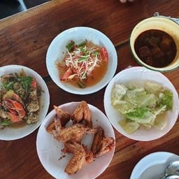 อาหารกลางวันที่เสิร์ฟวางบนโต๊ะ จนหายร้อน