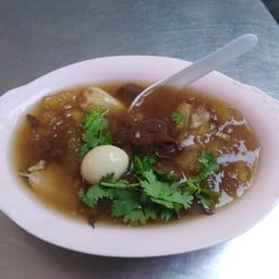ปิยะวรรณ กระเพาะปลาน้ำแดงรสเด็ดเจ้าเก่า สวนลุม