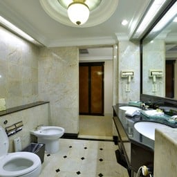 Superior Corner Suite
