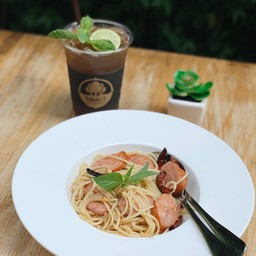 สปาเกตตี้ไส้กรอกผัดพริกแห้ง