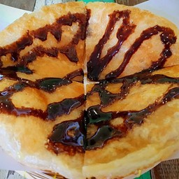 โรตีช๊อคโกแลต (Thai style fried roti with sweet chocolate)