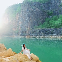 สีน้ำเขียวแบบในรูปเลยค่ะ สวยมากจริงๆ