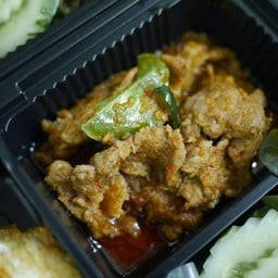 ข้าวหมูผัดพริกแกงใบมะกรูด/ไข่ดาว ราคากล่องละ 60 บาท